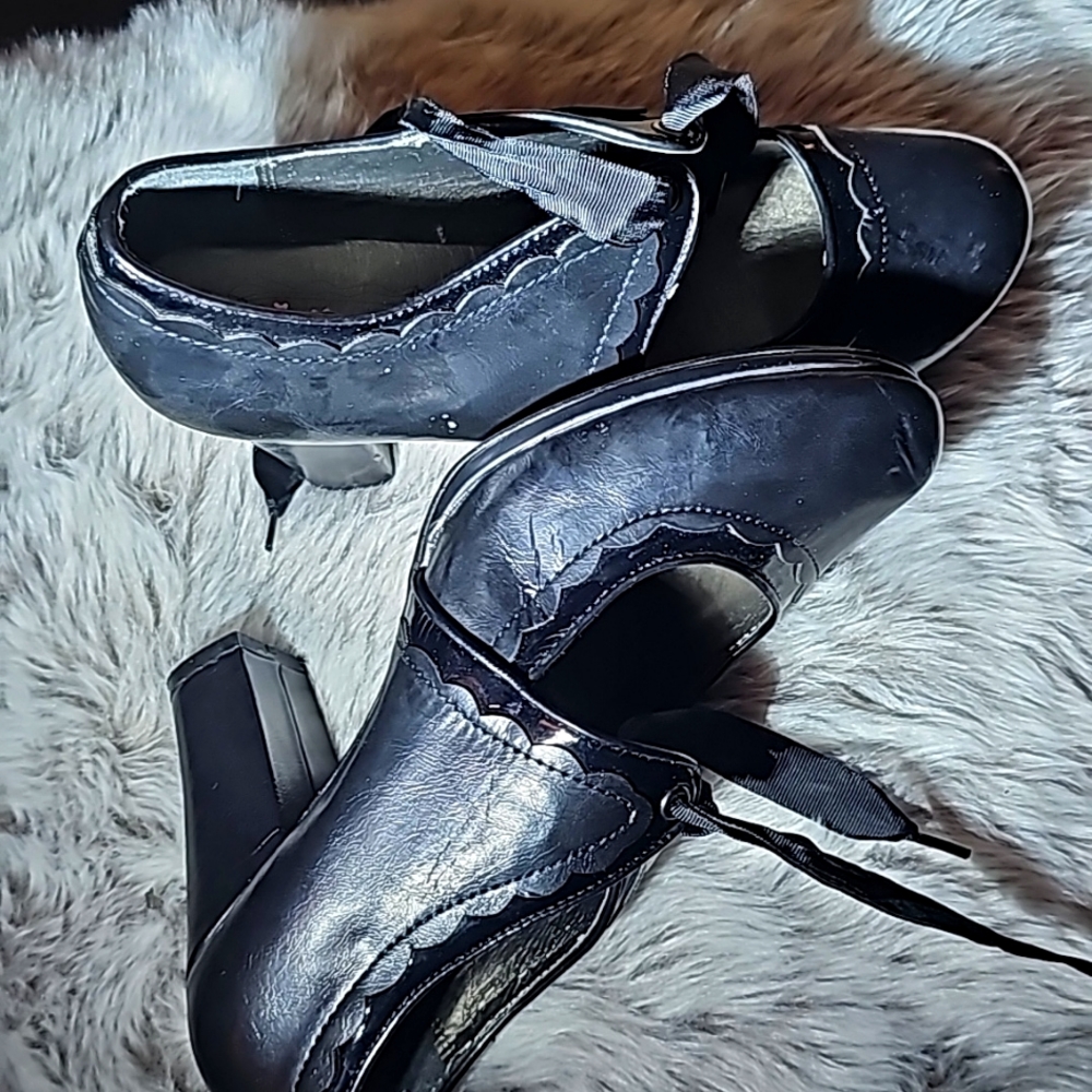 C U T E Basicly new....Pumps with tie📢📢📢📢 cuteee,